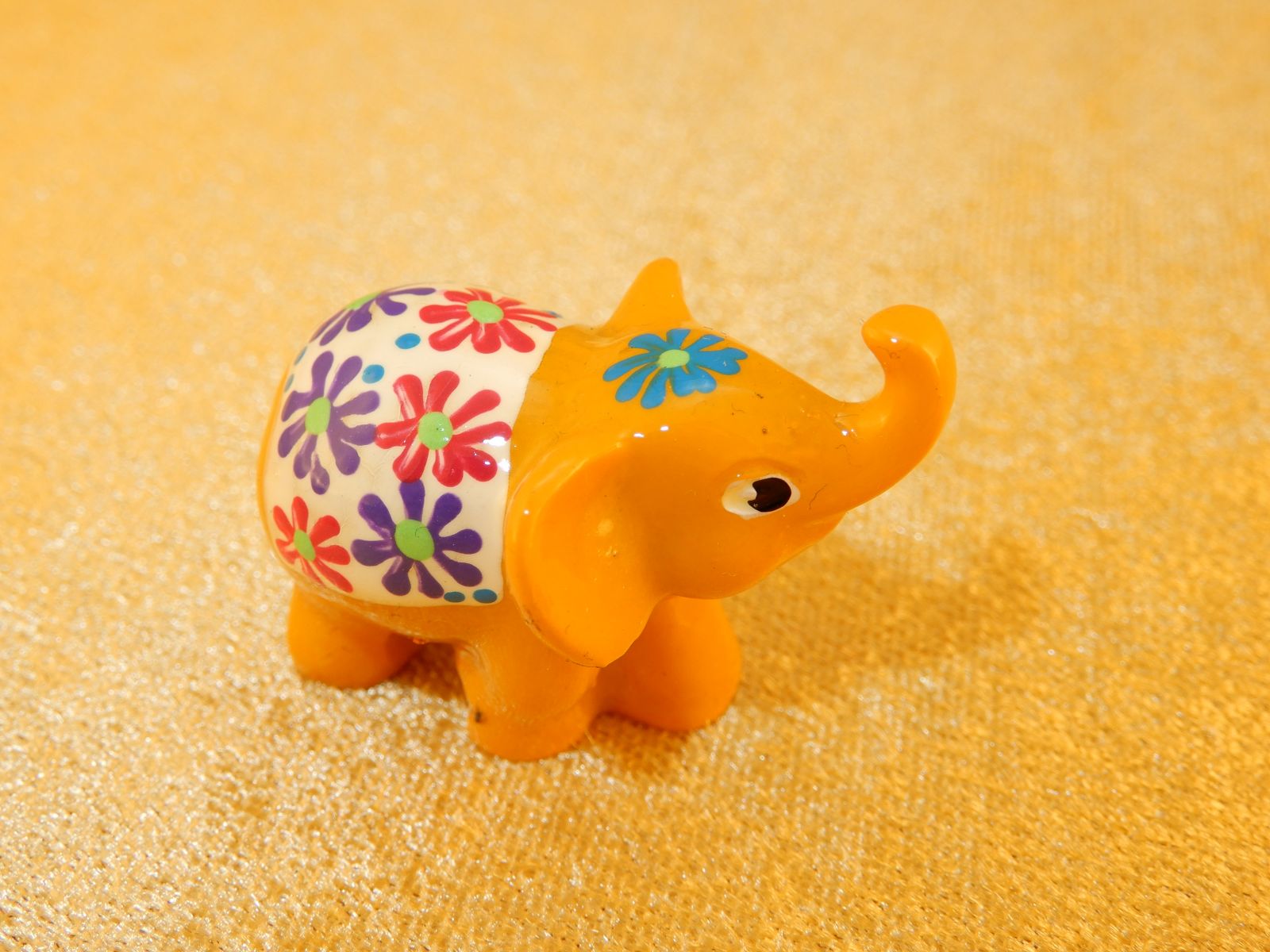Hand-painted elephant statuette Atas Kuning Thailand