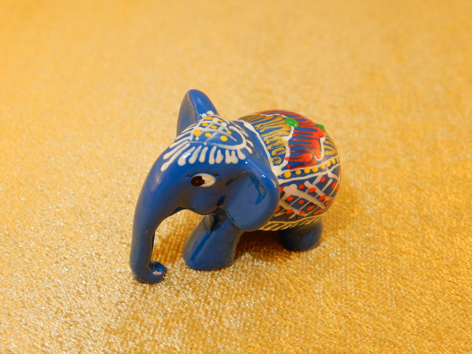 Hand-painted elephant statuette Bawah Biru