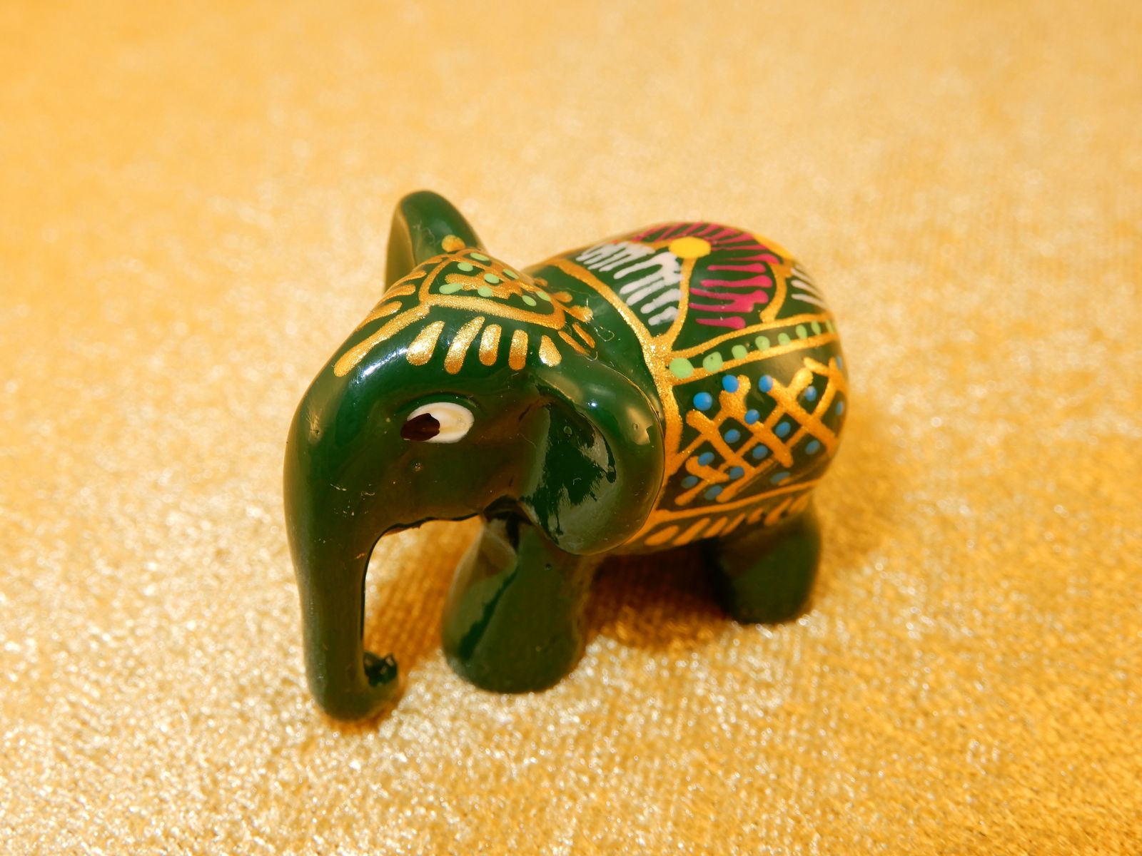 Hand-painted elephant statuette Bawah Hijau