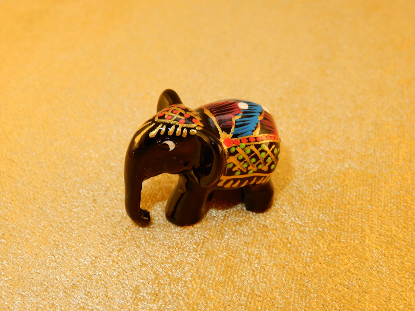 Hand-painted elephant statuette Bawah Hitam
