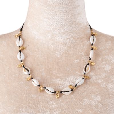 Macramé necklace with Kauri shells - Alika Black