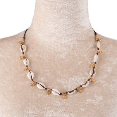 Macramé necklace with Kauri shells - Alika Brown