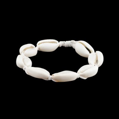 Macramé bracelet on a white string Shells White