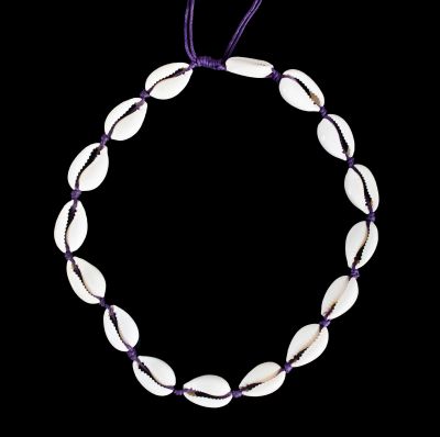 Macramé necklace with Kauri shells - Luanna Purple