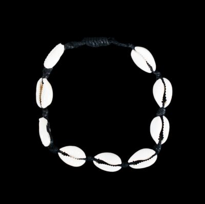 Macramé bracelet with Kauri shells - Luanna Black