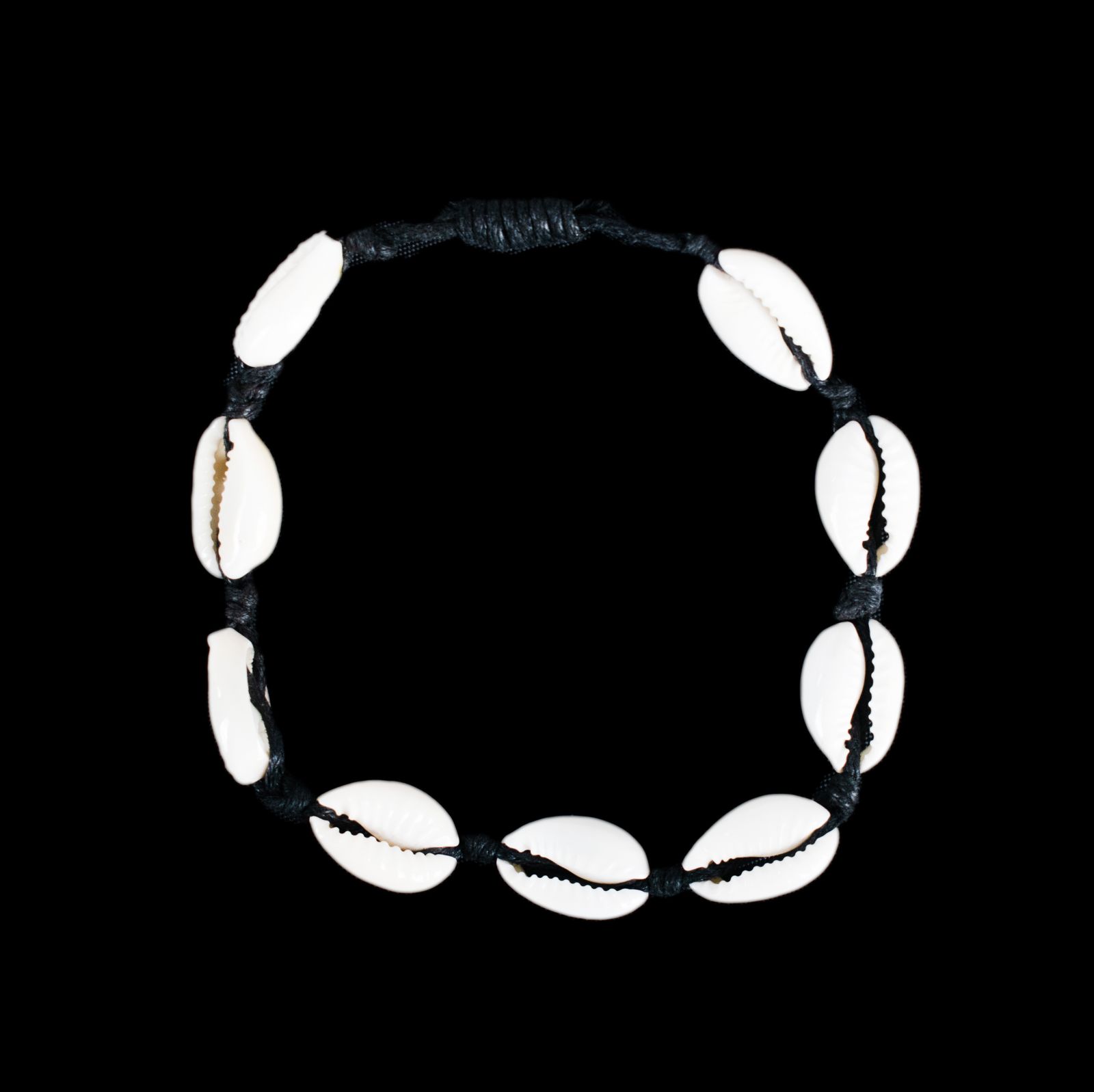 Macramé bracelet with Kauri shells - Luanna Black Thailand