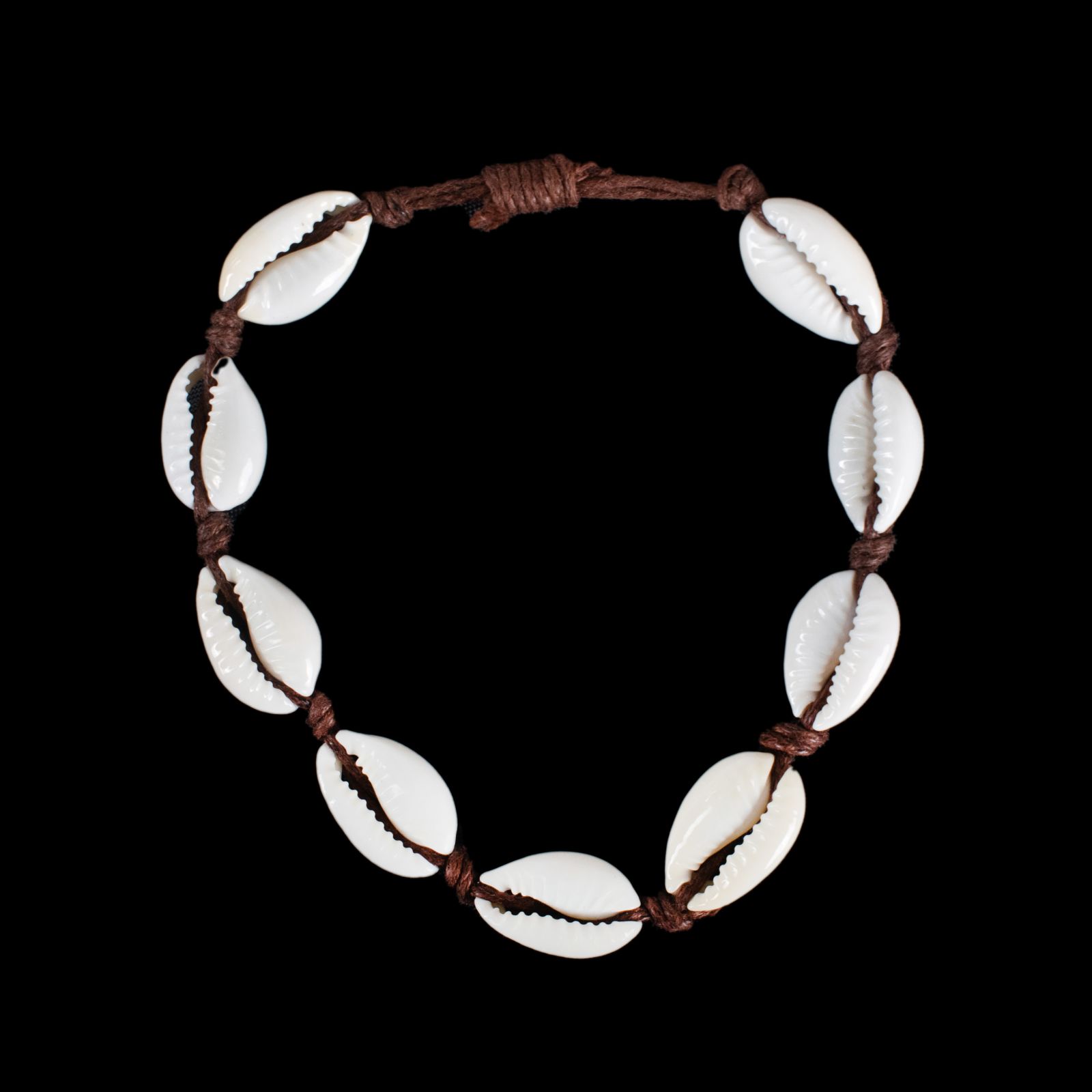 Macramé bracelet with Kauri shells - Luanna Brown Thailand