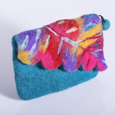 Little felt purse with a colourful leaf Turquoise | green