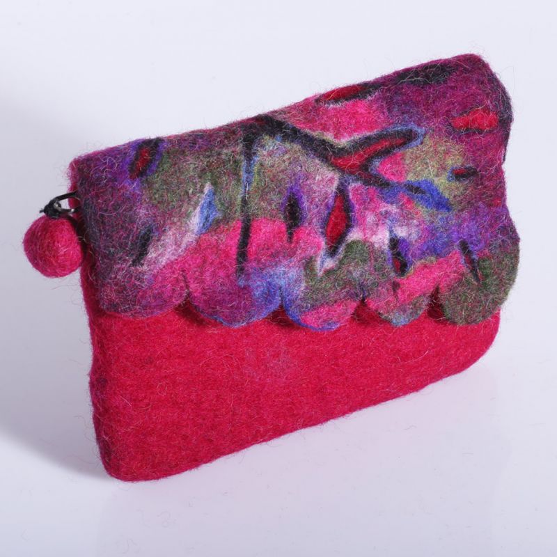 Little felt purse with a colourful leaf Pink